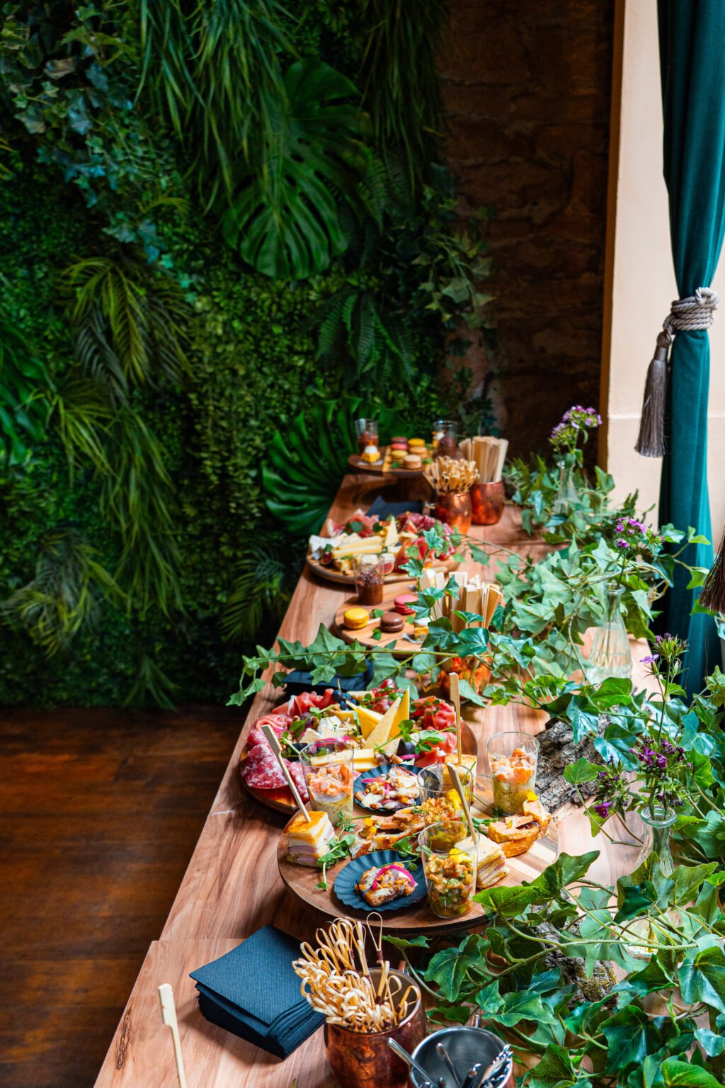 Grande table de réception dressée pour une privatisation au restaurant ART, Lyon 2e
